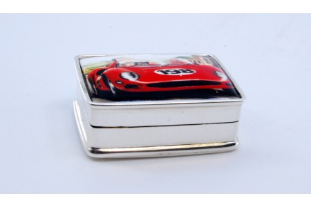 Caixa de comprimidos em prata com esmalte de carro de  corridas na tampa basculante.